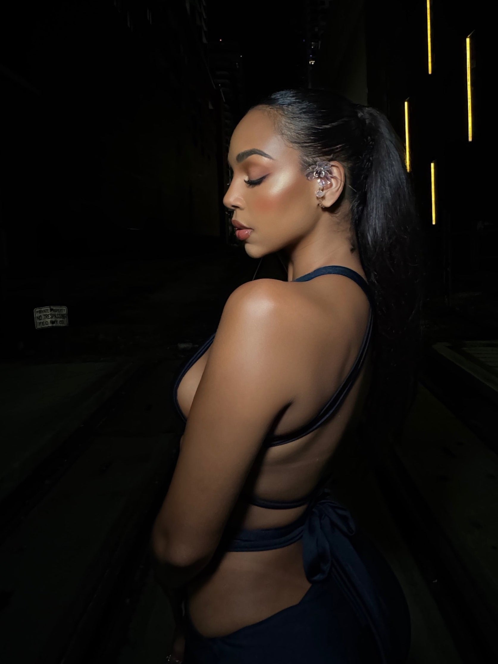MIDNIGHT BLOOM IRIDESSA EARCUFF
